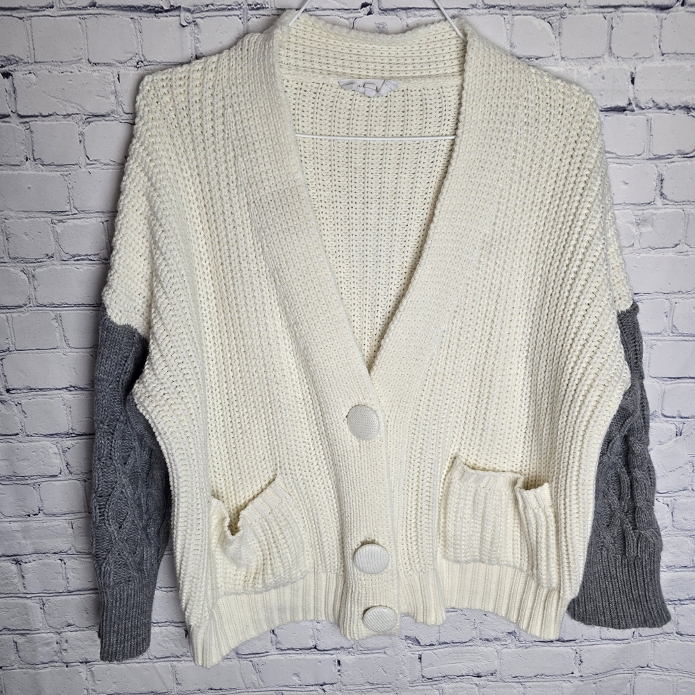 Lucca Women's Cream and Gray Sweater S